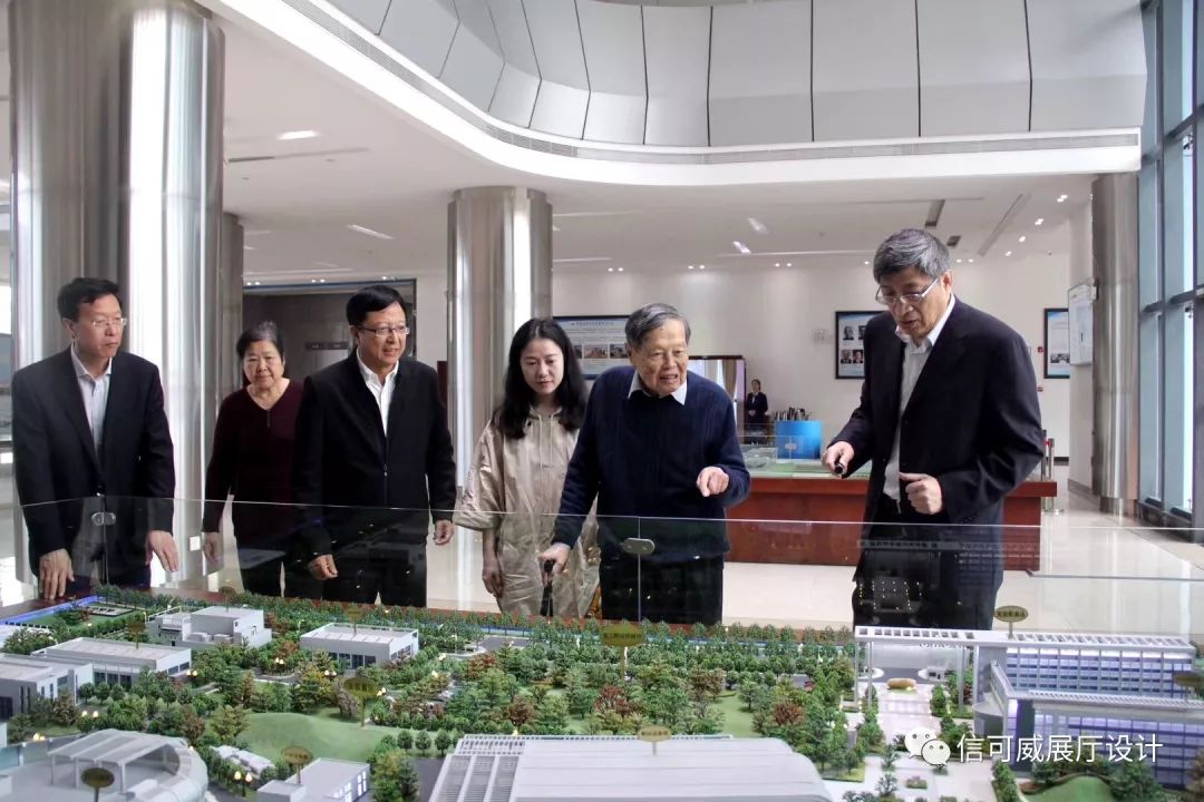 诺贝尔物理学奖获得者杨振宁参观散裂中子源沙盘